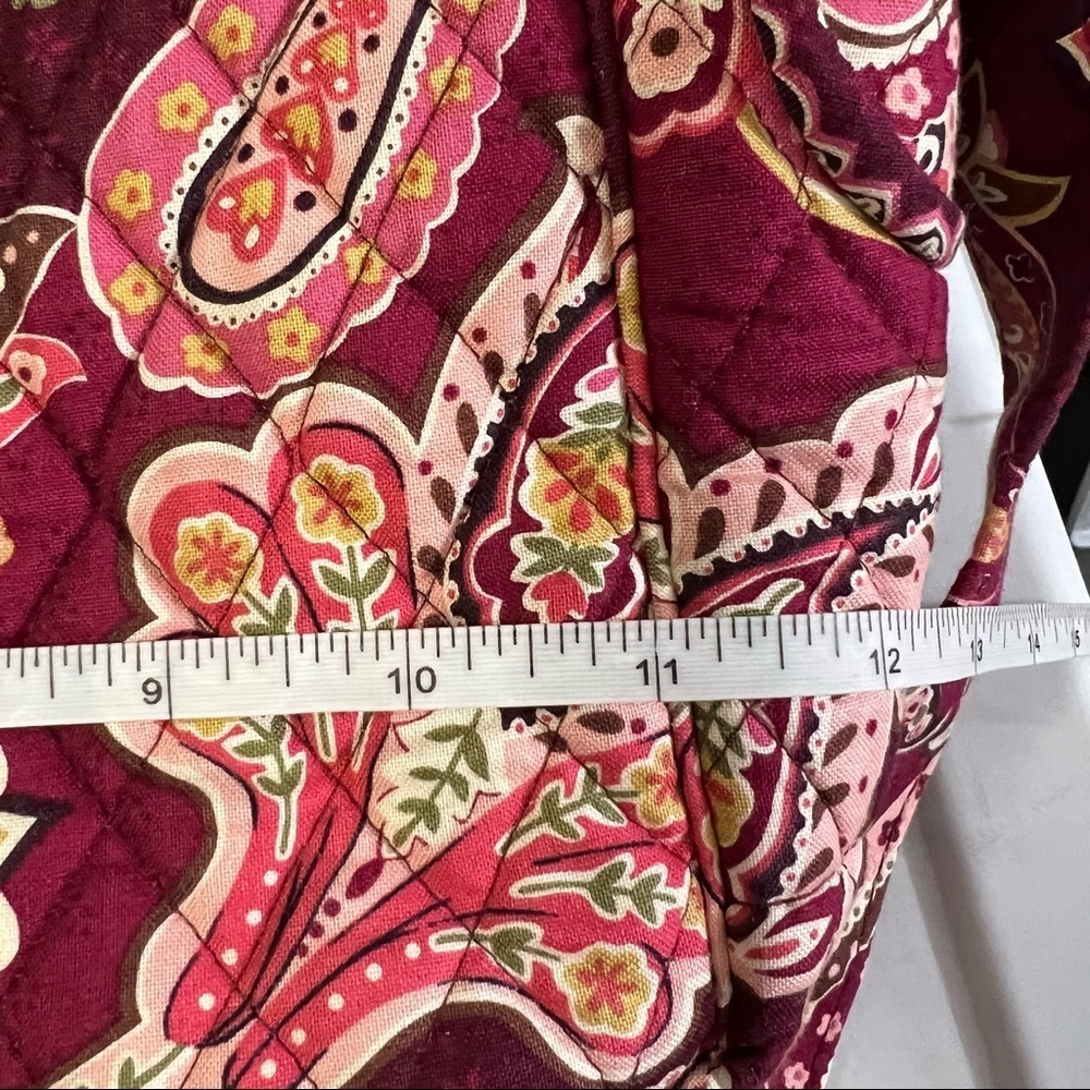 VERA Bradley med bag w pattern in shades of maroon and pink. Excellent condition - Picture 10 of 10